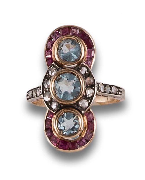 COCKTAIL RING WITH AQUAMARINES, DIAMONDS AND RUBIES, IN GOL