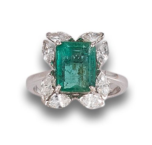 EMERALD AND DIAMOND ROSETTE RING, IN WHITE GOLD