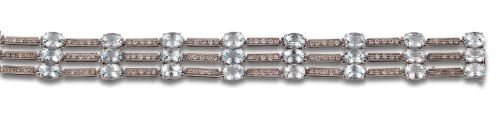 BRAZALETE DE AGUAMARINAS Y DIAMANTES, EN ORO BLANCO