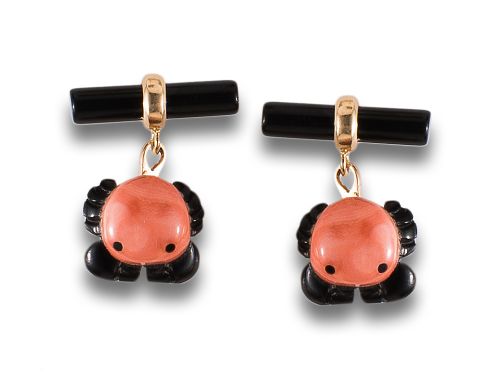 CORAL AND ONYX CRAB CUFFLINKS, IN YELLOW GOLD