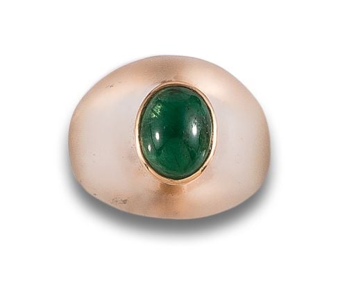 BOMBE EMERALD AND ROCK CRYSTAL RING, IN YELLOW GOLD