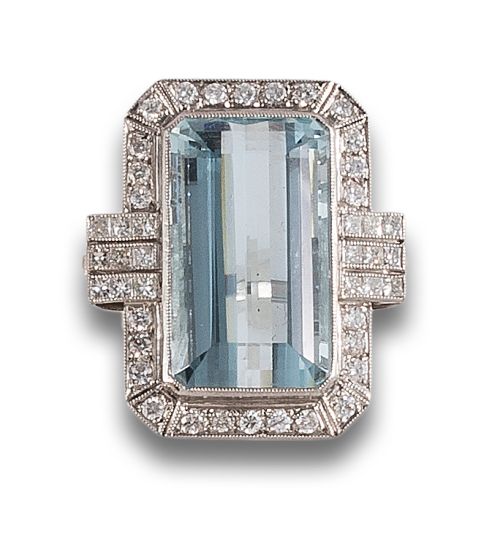 PLATINUM RING WITH AQUAMARINE AND DIAMONDS