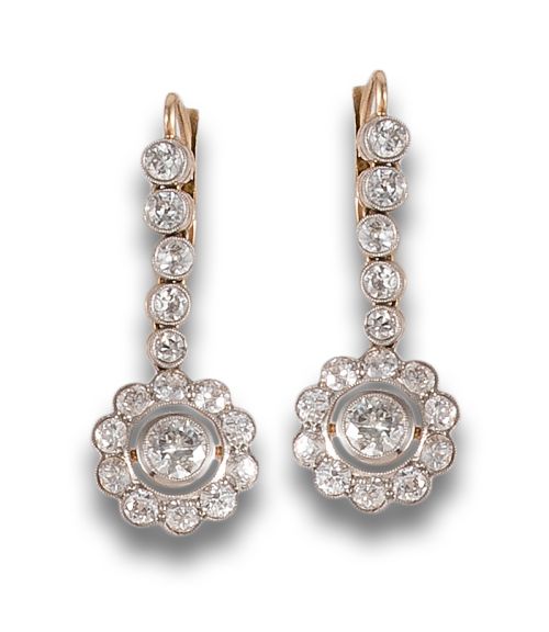 PENDIENTES CA. 1930 EN ORO Y PLATINO CON DIAMANTES