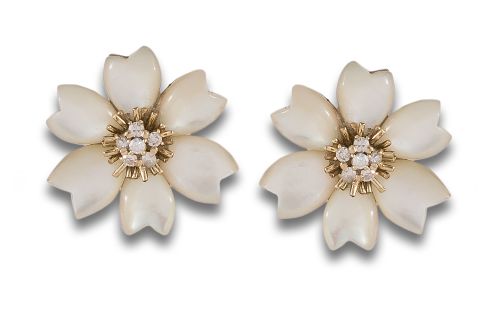 PENDIENTES FLORES DE MADREPERLA Y DIAMANTES, EN ORO AMARILL