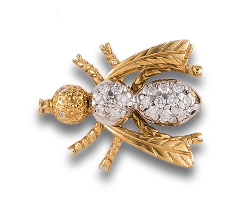 BROCHE MOSCA DE DIAMANTES, EN ORO BICOLOR