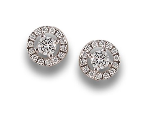 PENDIENTES ROSETONES DE DIAMANTES, EN ORO BLANCO