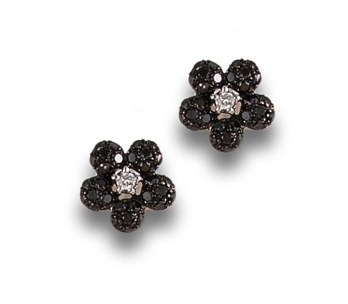 PENDIENTES FLORES DE DIAMANTES NEGROS E INCOLOROS, EN ORO B