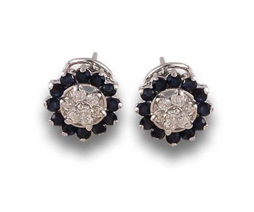 PENDIENTES FLORES DE DIAMANTES Y ZAFIROS, EN ORO BLANCO