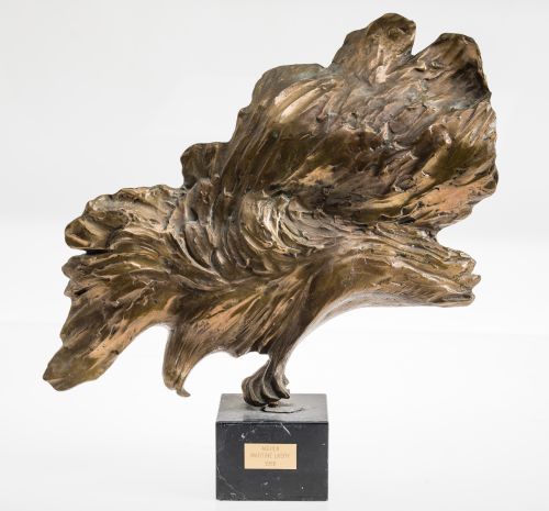 ESCUELA FRANCESA, "Águila", Escultura de bronce dorado sob