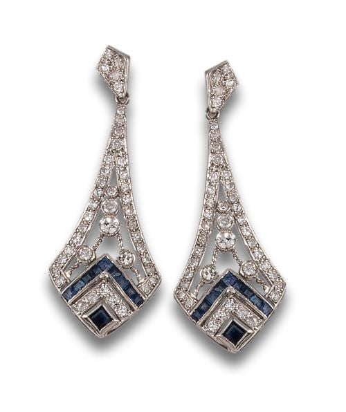 LONG ART DECO STYLE DIAMONDS AND SAPPHIRE EARRINGS IN PLATI