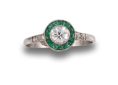 HALO RING WITH DIAMONDS AND EMERALDS, IN PLATINUM