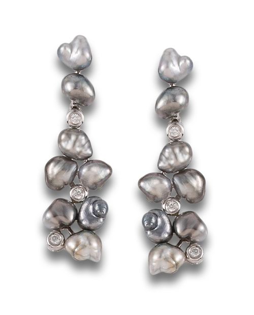 PENDIENTES LARGOS DE PERLAS KESHI Y DIAMANTES, EN ORO BLANC