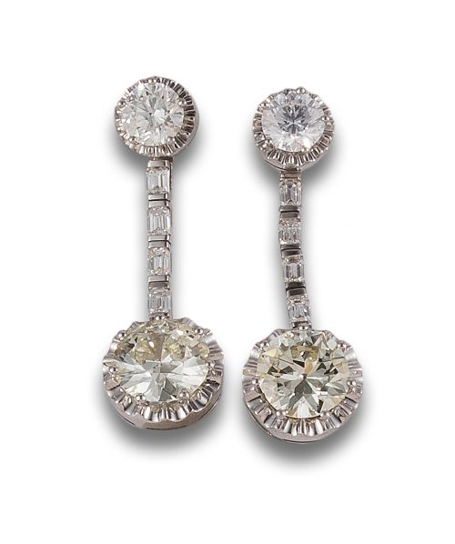 PENDIENTES LARGOS DE DIAMANTES DESMONTABLES, EN ORO BLANCO