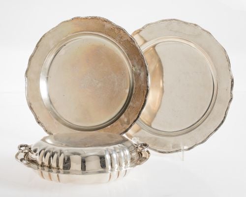 Set of two circular dishes and a vegetable dish with a lid