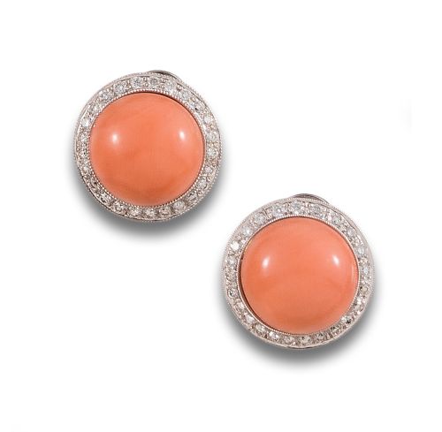 PENDIENTES DE DIAMANTES Y CABUJONES DE CORAL, EN ORO BLANCO