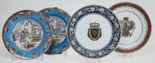 Dos platos de porcelana siguiendo modelos del siglo XVIII