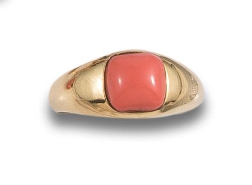 CORAL CABOCHON RING, IN YELLOW GOLD