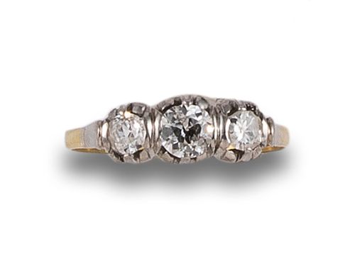 THREE STONE DIAMOND RING, IN YELLOW GOLD AND PLATINUM