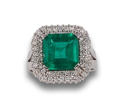 DIAMONDS AND EMERALDS ROSETTE RING, IN WHITE GOLD