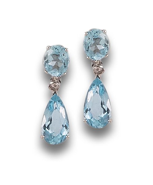 LONG AQUAMARINE AND DIAMONDS EARRINGS IN WHITE GOLD