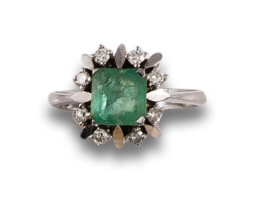 GOLD RING WITH EMERALD AND DIAMONDS