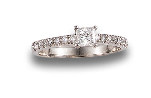 DIAMOND AND WHITE GOLD SOLITAIRE RING