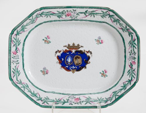 Porcelain tray following models of the East Indies Company,