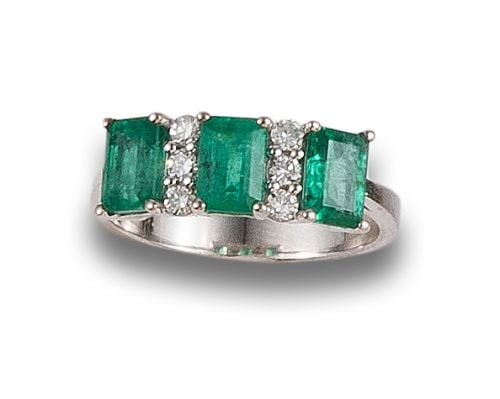 EMERALDS AND DIAMOND RING, IN WHITE GOLD