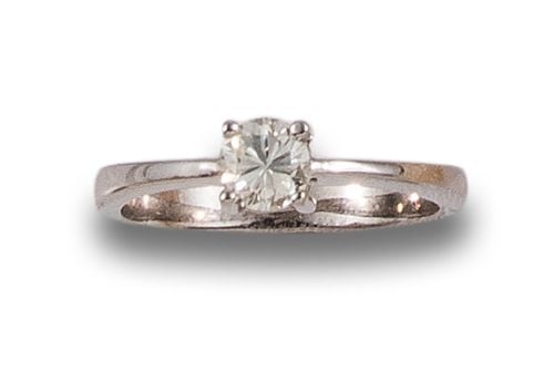 DIAMOND SOLITAIRE RING IN WHITE GOLD