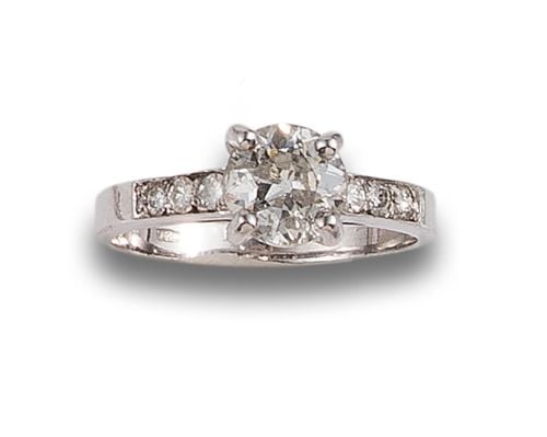 WHITE GOLD DIAMOND SOLITAIRE RING