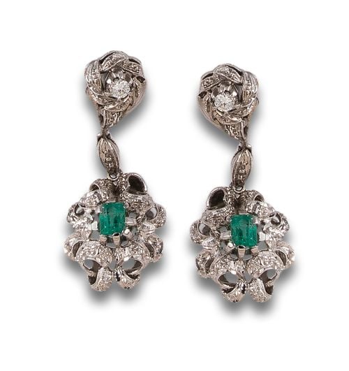 LONG DIAMONDS, EMERALDS AND WHITE GOLD EARRINGS