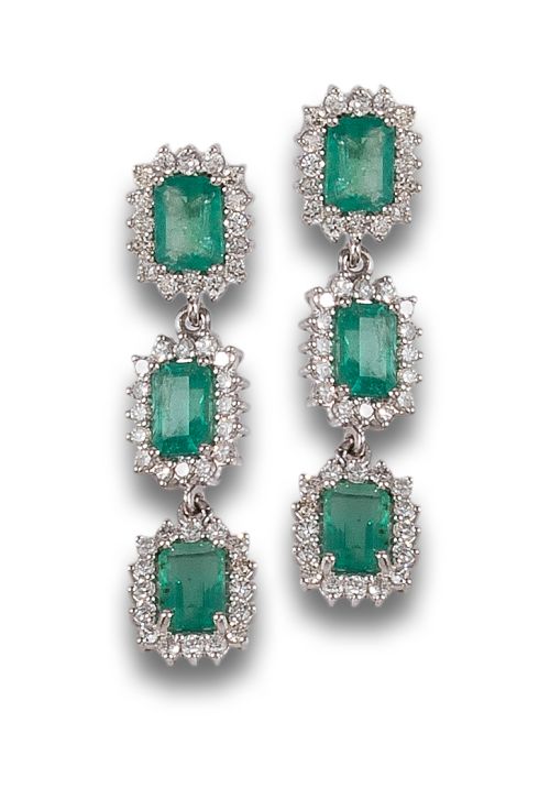 LONG EARRINGS WITH EMERALDS AND DIAMOND ROSETTES, IN WHITE