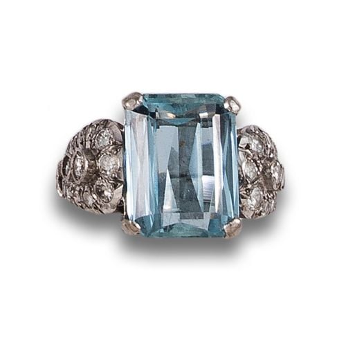 ART DECO STYLE DIAMONDS AND AQUAMARINE RING IN PLATINUM