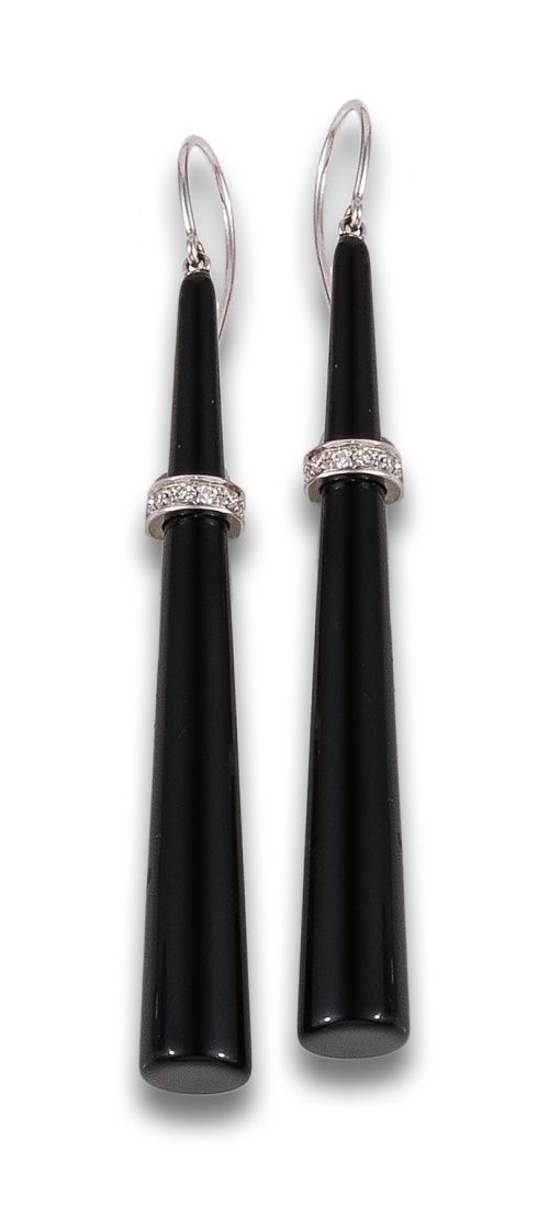 LONG DIAMONDS, ONYX AND WHITE GOLD EARRINGS