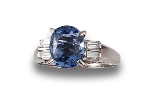 SAPPHIRE AND DIAMOND RING, IN PLATINUM