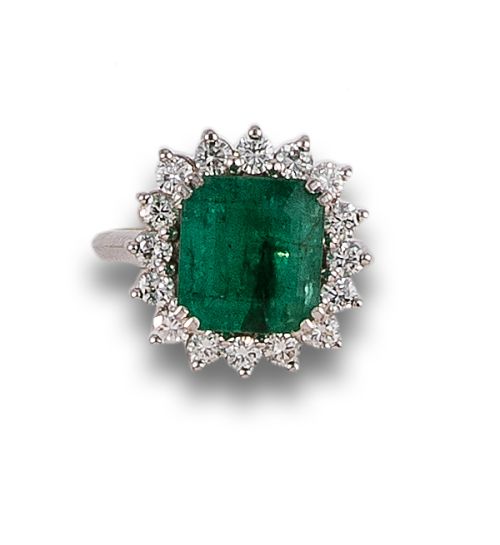 EMERALD AND DIAMOND ROSETTE RING, IN WHITE GOLD