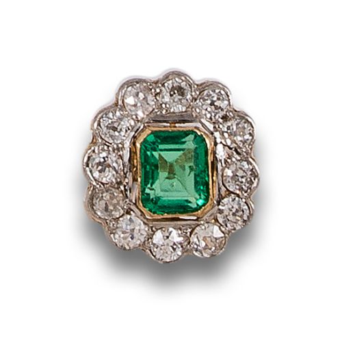 DIAMONDS AND EMERALD ROSETTE RING, IN TWO-TONE GOLD