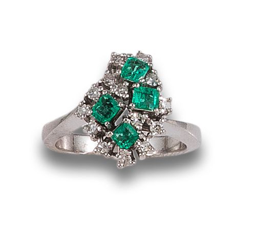 FLOWER RING WITH DIAMONDS AND EMERALDS, IN WHITE GOLD