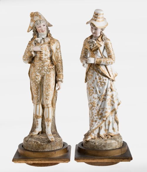 Pair of gallant figures, in German porcelain, polychrome gl