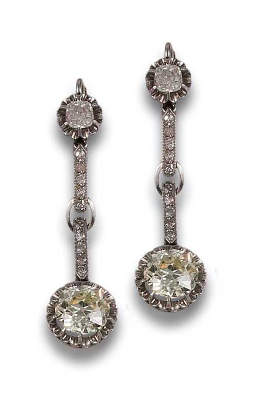 PENDIENTES LARGOS, CA.1920, EN ORO Y PLATINO CON DIAMANTES