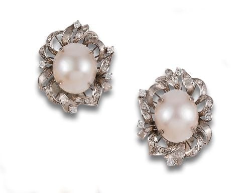 SET OF EARRINGS AND PEARL MATINÉE IN GOLD AND DIAMONDS