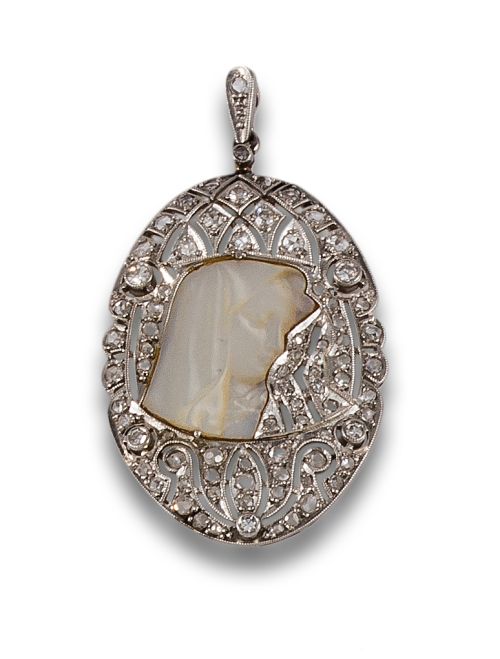 ART DECO MEDAL IN PLATINUM WITH DIAMONDS AND MOTHER-OF-PEAR