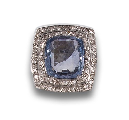 ART DECO RING IN PLATINUM WITH SAPPHIRE AND DIAMONDS