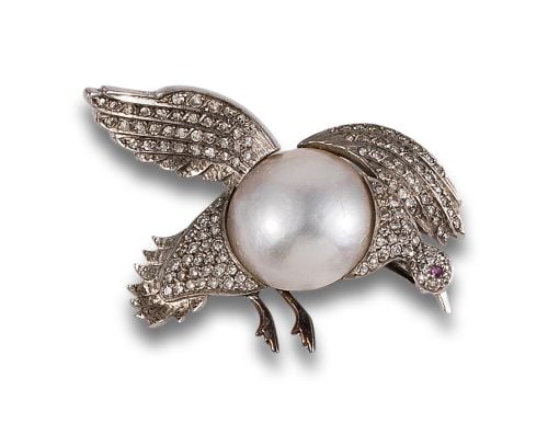 BROOCH CA. 1950 IN PLATINUM WITH DIAMONDS AND RUBY