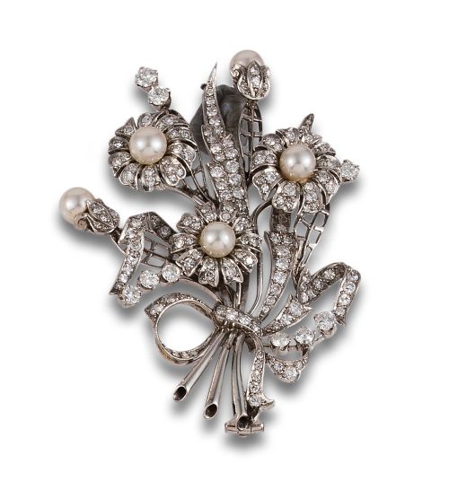 BOUQUET BROOCH IN PLATINUM WITH DIAMONDS AND PEARLS