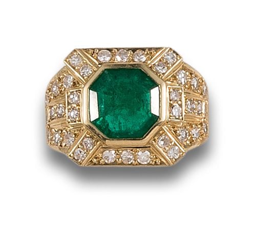 EMERALD AND DIAMOND RING, IN YELLOW GOLD