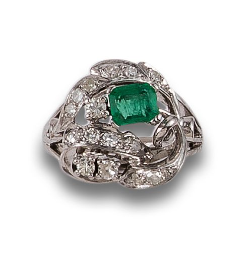 DIAMOND AND EMERALD RING, IN WHITE GOLD