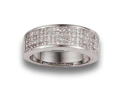 PRINCESS CUT DIAMOND RING IN WHITE GOLD