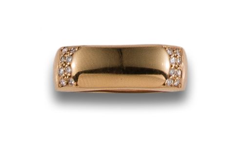 WIDE SQUARE WEDDING RING IN GOLD