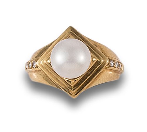 YELLOW GOLD RING WITH PEARL AND DIAMONDS